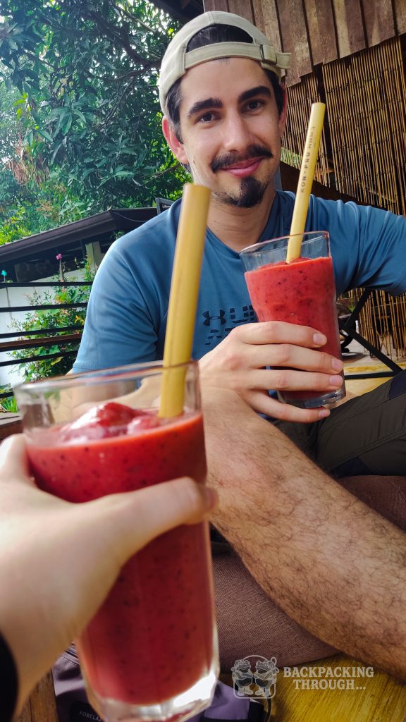 Tomando un batido de frutas en el voluntariado en Tailandia en Oasis Garden