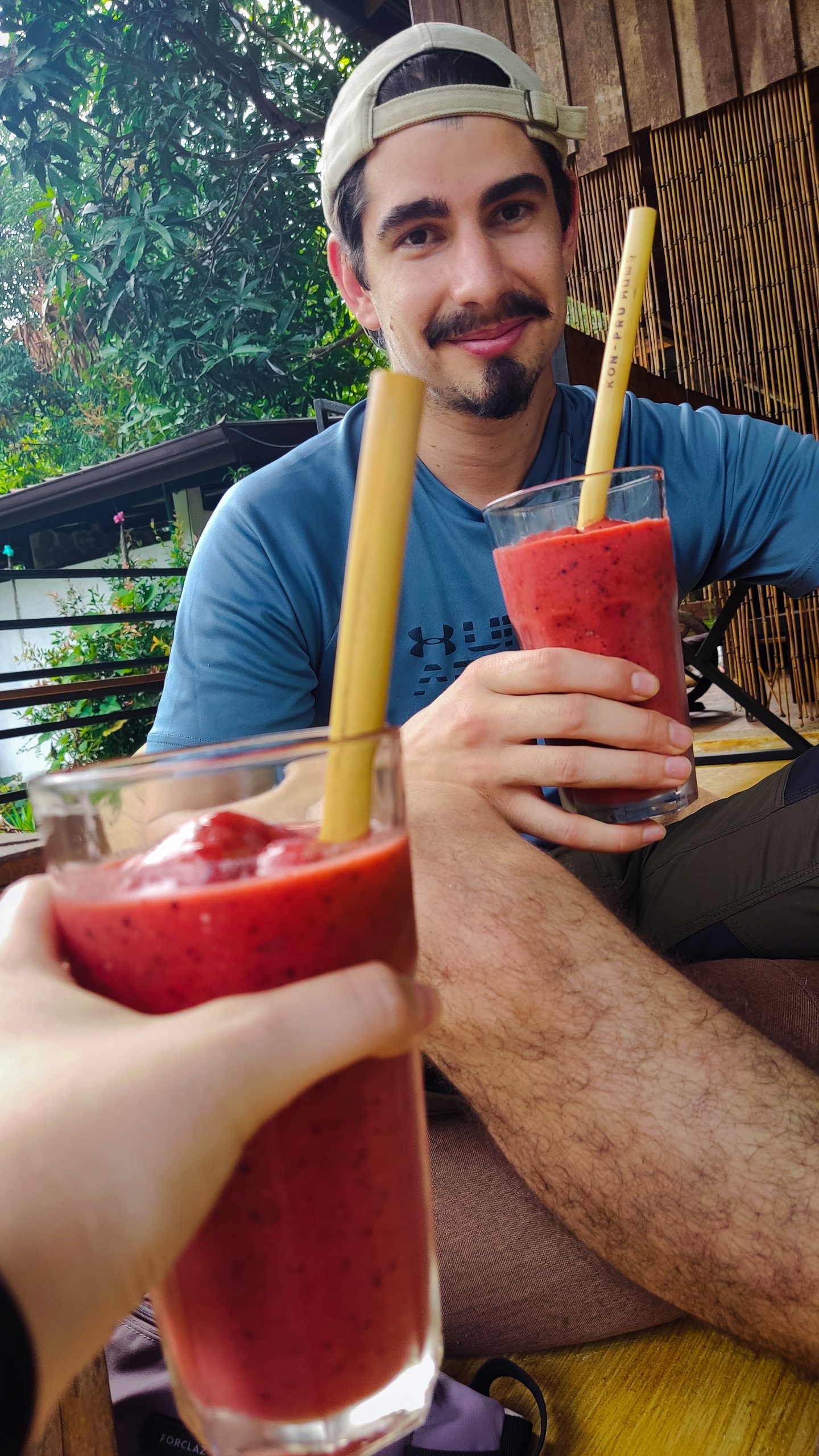 Tomando un batido de frutas en el voluntariado en Tailandia en Oasis Garden