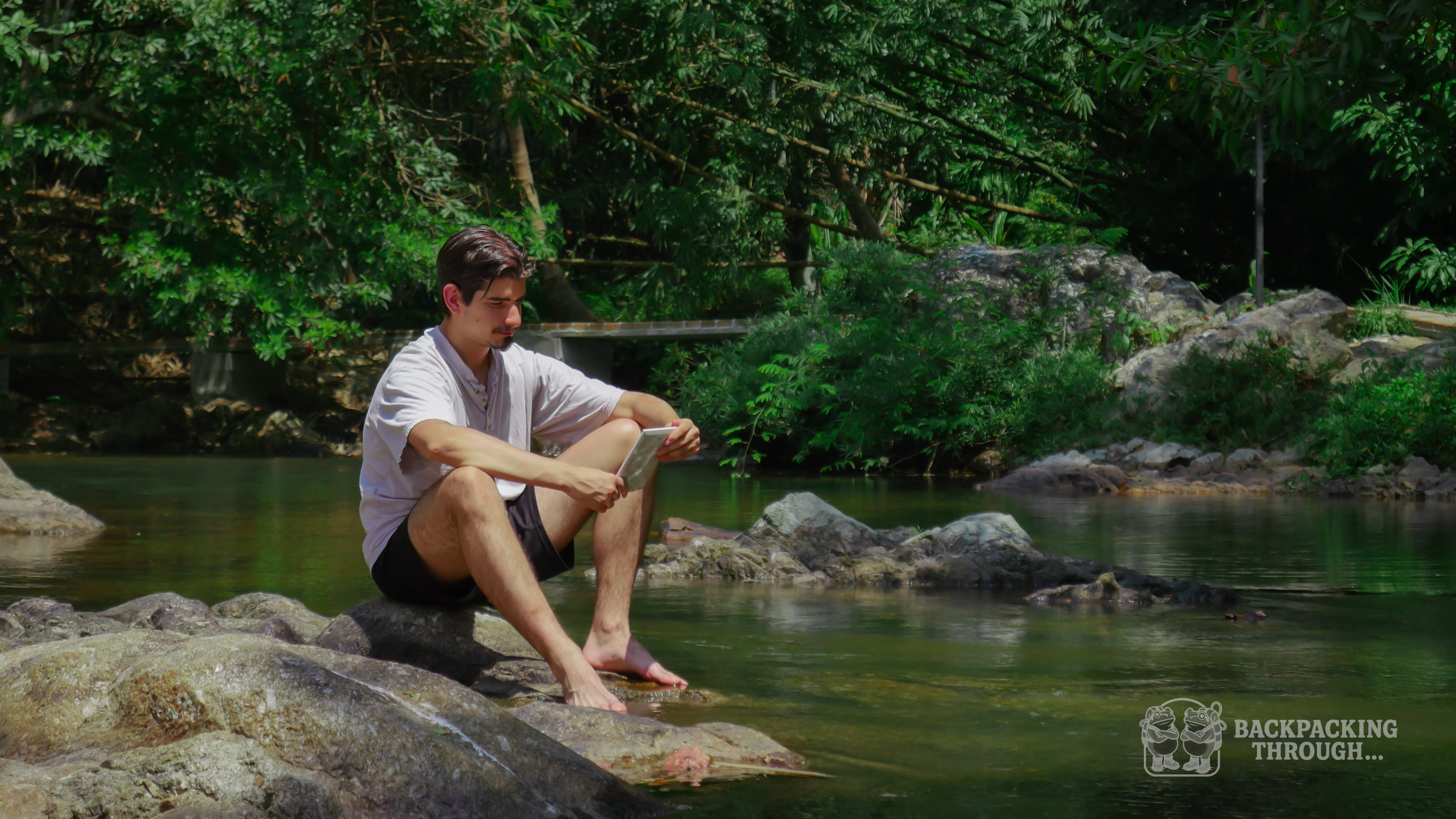 Leyendo junto al río en el voluntariado en Tailandia en Oasis Garden
