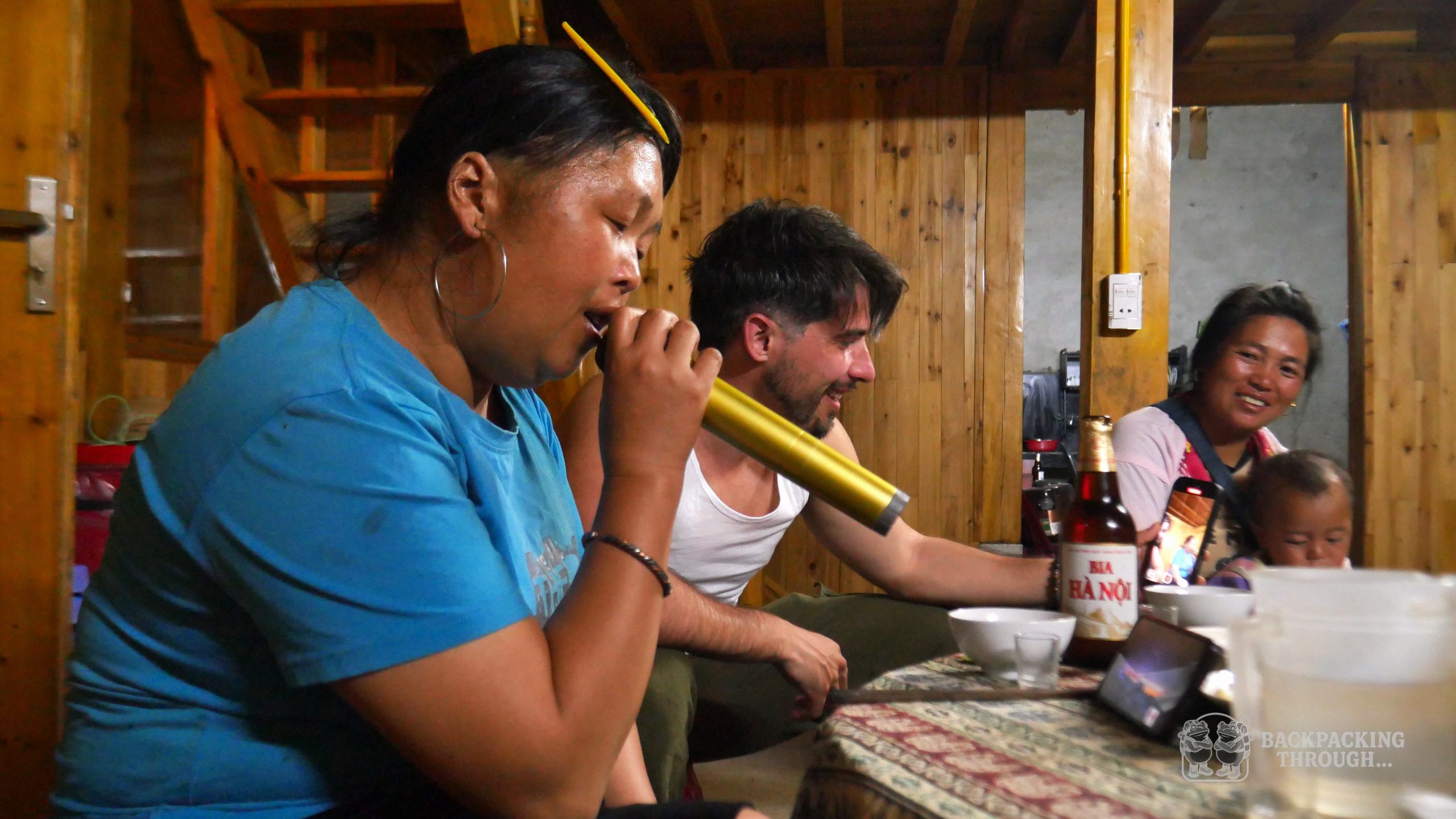 Karaoke en casa de Mama Vu Vi con su familia