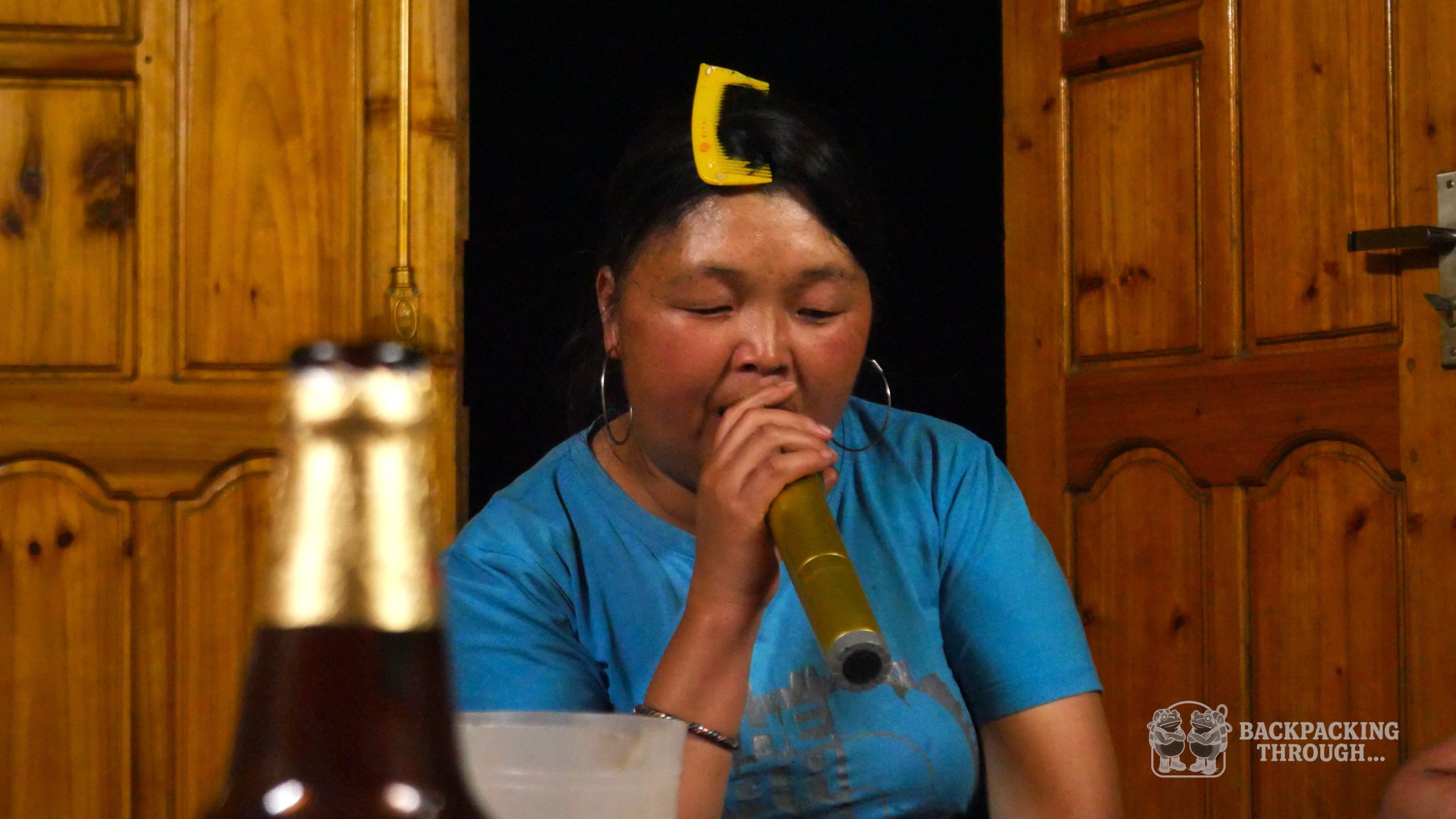 Mama Vu Vi cantando karaoke
